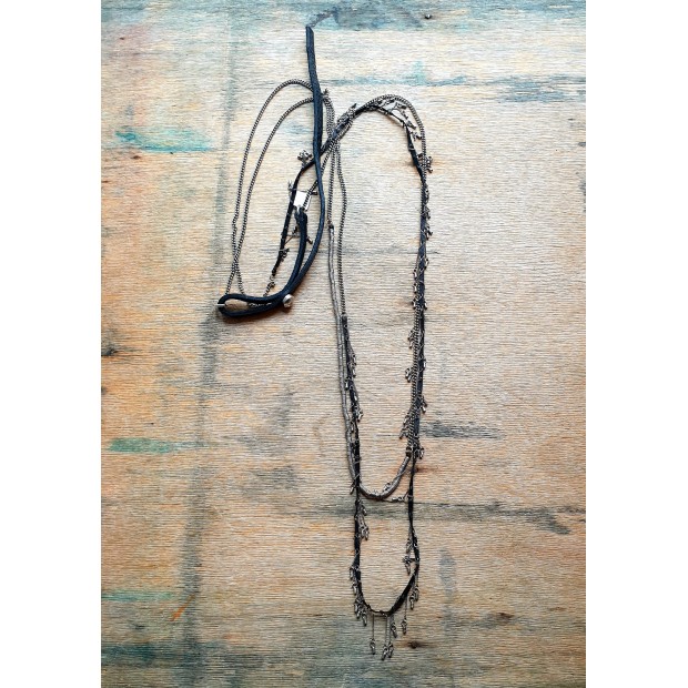 GOTI ilgas sidabro kaklo papuošalas su grandinėlėmis ir oda